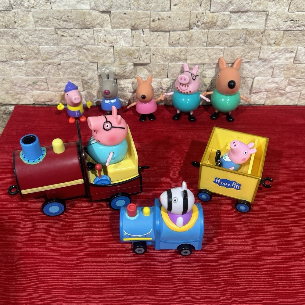 Peppa Pig talking Toy Train 8 Figures + more Very Nice